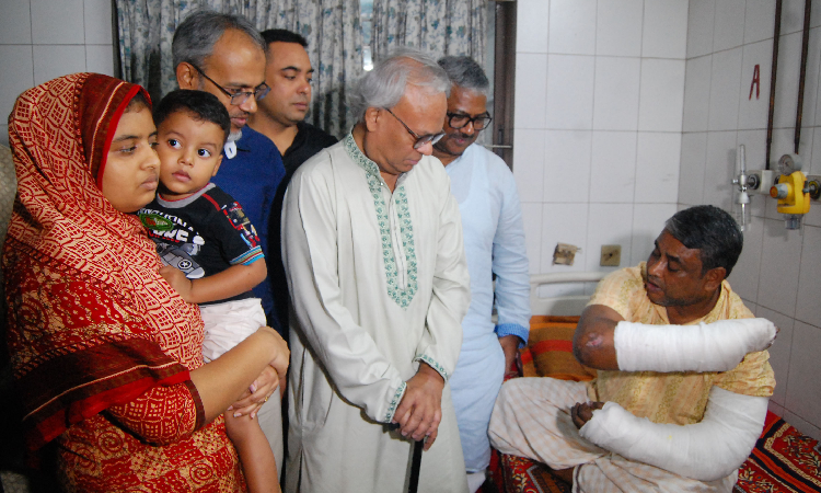 বিএনপির যুগ্ম আহ্বায়ক ফরহাদ আলী দেওয়ানকে দেখতে যান  বিএনপির জ্যেষ্ঠ যুগ্ম মহাসচিব রুহুল কবির রিজভীসহ নেতারা।