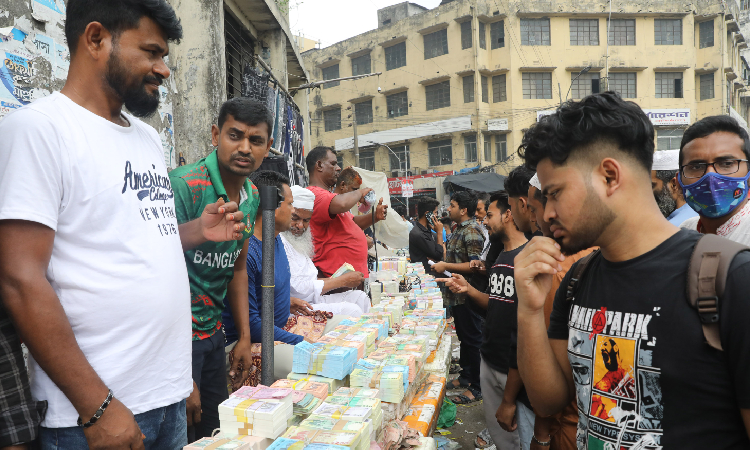 রোজার ঈদকে সামনে রেখে বরাবরের মত গুলিস্তানে জমে উঠেছে নতুন টাকা বিকিকিনি। পুরাতন ও ছেঁড়া টাকার নোট বিনিময়ের দোকানগুলো ঈদ এলেই নতুন টাকা কেনাবেচার বাজারে রূপ নেয়।