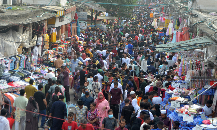 নিউ মার্কেট ও এর আশপাশের বিপণিবিতান এবং ফুটপাতের দোকানগুলোতে বেড়েছে ক্রেতা সমাগম, বিক্রি নিয়েও সন্তুষ্ট দোকানিরা।