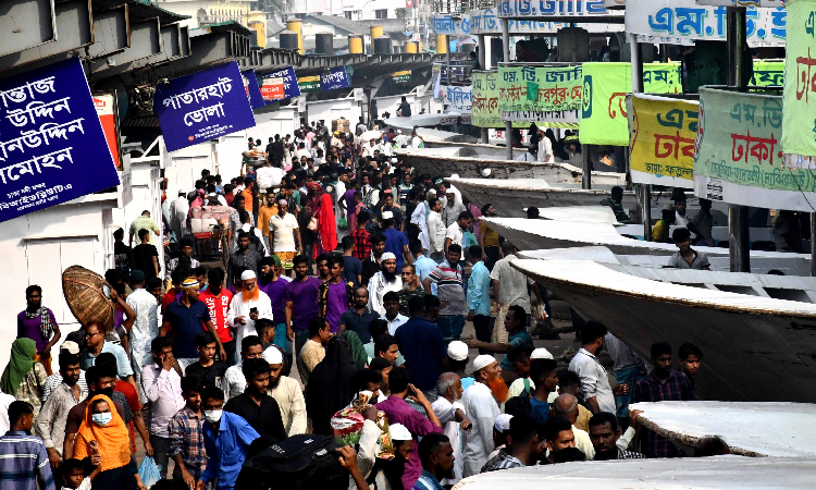 পবিত্র ঈদুল ফিতর উপলক্ষে ঢাকা নদীবন্দর সদরঘাট টার্মিনালে ঘরমুখী মানুষের ভিড় বাড়ছে। বেলা বাড়ার সঙ্গে সঙ্গে সদরঘাটে যাত্রীদের চাপ বাড়তে থাকে।