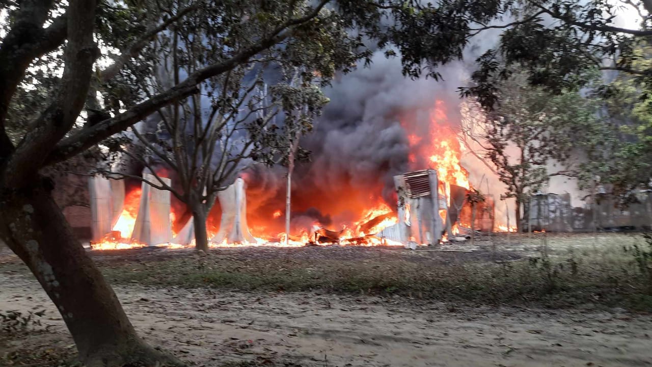 রাজশাহীর বাঘা উপজেলায় প্লাস্টিকের ক্রেট গুদামে অগ্নিকাণ্ডের ঘটনা ঘটেছে। ফায়ার সার্ভিসের পাঁচটি ইউনিট দুই ঘণ্টার চেষ্টায় আগুন নিয়ন্ত্রণে আনে। শুক্রবার বেলা ৩টার দিকে উপজেলার বাজুবাঘা ইউনিয়নের তেপুকুরিয়া এলাকায় এ ঘটনা ঘটে