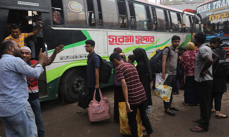 প্রিয়জনের সঙ্গে ঈদের আনন্দ ভাগাভাগি করতে ঢাকা ছাড়তে শুরু করেছে মানুষ। কেউ বাসে, কেউ ট্রেনে, কেউ আবার গন্তব্যে ছুটছে নদীপথে। ছবিটি মহাখালী বাস টার্মিনাল থেকে তোলা।