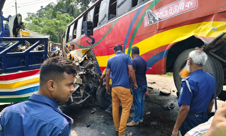 ফরিদপুরের বাস ও পিকআপভ্যানের সংঘর্ষে প্রাণ গেছে ১৪ জনের। মঙ্গলবার সকাল ৮টার দিকে ফরিদপুর-খুলনা মহাসড়কের ফরিদপুরের কানাইপুরের দিকনগর এলাকায় এ দুর্ঘটনা ঘটে।