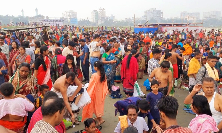 হিন্দু ধর্মাবলম্বীদের অষ্টমী স্নান উপলক্ষে ময়মনসিংহ নগরের ব্রহ্মপুত্র নদের থানাঘাট এলাকায় মানুষের ঢল নেমেছে।  মঙ্গলবার  ভোর ৬টা থেকে পুণ্যার্থীদের স্নান শুরু হয়।