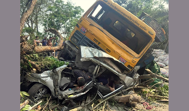 ঝালকাঠি সদর উপজেলার গাবখান সেতুর টোলপ্লাজায় খুলনা থেকে ছেড়ে আসা সিমেন্টবাহী একটি ট্রাকের চালক নিয়ন্ত্রণ হারালে, সেটি প্রচণ্ড গতিতে ৩টি ব্যাটারিচালিত অটোরিকশা ও একটি প্রাইভেটকারকে পেছন থেকে চাপা দেয়। এতে  ১৪ আরোহী নিহত হন। বুধবার বেলা দেড়টার দিকে এ দুর্ঘটনা ঘটে।