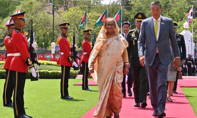 থাইল্যান্ডের প্রধানমন্ত্রীর কার্যালয় গভর্নমেন্ট হাউসে বাংলাদেশের প্রধানমন্ত্রী শেখ হাসিনাকে লাল গালিচা সংবর্ধনা