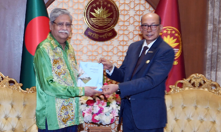 রাষ্ট্রপতি মো. সাহাবুদ্দিনের কাছে রোববার বঙ্গভবনে বাংলাদেশ উন্মুক্ত বিশ্ববিদ্যালয়ের উপাচার্য অধ্যাপক ড. সৈয়দ হুমায়ুন আখতার 'বার্ষিক প্রতিবেদন' পেশ করেন।