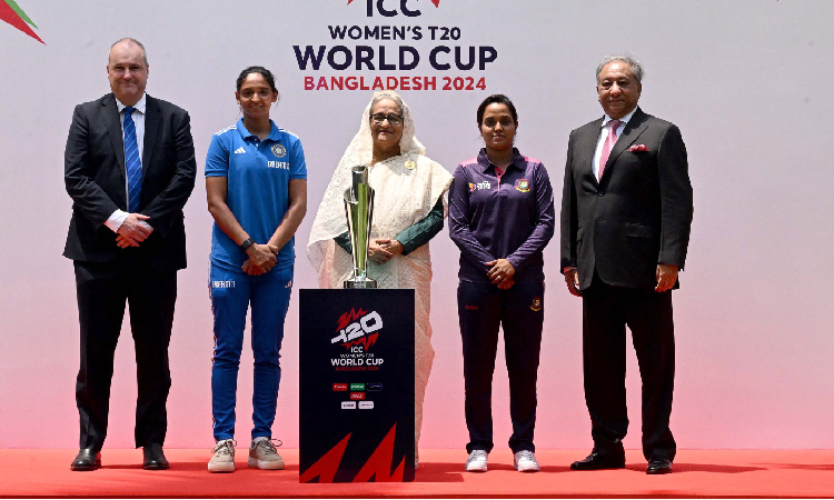 প্রধানমন্ত্রী শেখ হাসিনা রোববার ঢাকায় গণভবনে আইসিসি নারী টি-২০ বিশ্বকাপ ক্রিকেট-২০২৪ এর ট্রফি সহকারে আলোকচিত্র ধারণ করেন।