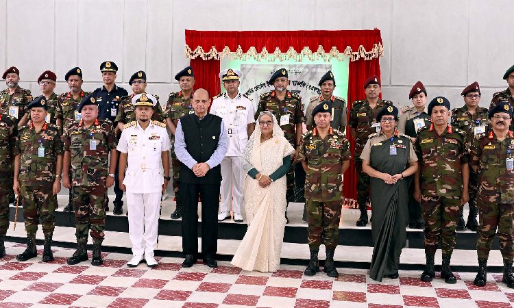 প্রধানমন্ত্রী শেখ হাসিনার সাথে রোববার ঢাকা সেনানিবাসে আর্মড ফোর্সেস ইনস্টিটিউট অব প্যাথলজি (এএফআইপি) এর নবনির্মিত ভবন উদ্বোধন অনুষ্ঠানে সশস্ত্র বাহিনীর সদস্যবৃন্দ ফটোসেশনে অংশ নেন।