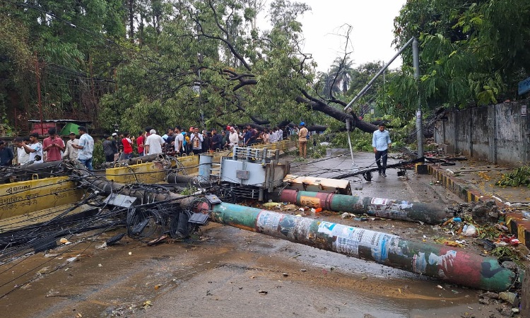 কালবৈশাখী ঝড়ে চট্টগ্রামে বিদ্যুতের ট্রান্সফরমারসহ খুঁটি ভেঙে পড়ে