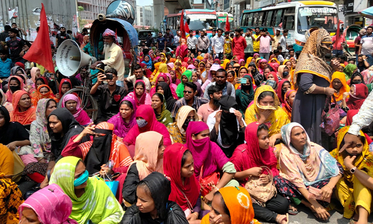 গাজীপুরের সুরাবাড়ি ড্যানিস নিটওয়্যার লিমিটেড বন্ধের প্রতিবাদ ও বকেয়া বেতন পরিশোধের দাবিতে মঙ্গলবার রাজধানীর পল্টন মোড়ে সড়ক অবরোধ ও শ্রমভবন ঘেরাও করে বিক্ষোভ করেন শ্রমিকরা।