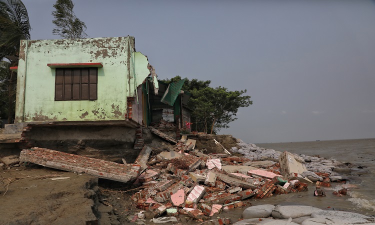 মুন্সিগঞ্জের লৌহজং উপজেলার বিভিন্ন এলাকায় এলাকায় পদ্মা নদীতে বর্ষা শুরুর আগেই ভাঙন দেখা দিয়েছে। ভাঙ্গনের কারণে নদীতে বিলীন হয়ে গেছে বসতভিটা। এ ছাড়া ভাঙনের ঝুঁকিতে পড়েছে ওই এলাকার একটি স্কুল সহ শতাধিক ঘরবাড়ি। ৬ দিনের ব্যবধানে লৌহজং উপজেলার পাঁচ ইউনিয়নের ১৫টি গ্রামের অনেক বসতঘর বিলীন হয়ে গেছে। ঢেউয়ের তোড়ে সরে যাচ্ছে ভাঙনরোধে ফেলা জিও ব্যাগ। তীরে মাটি ভেঙে পড়ছে নদীতে। ভাঙ্গন আতঙ্কে নির্ঘুম রাত কাটাচ্ছে নদী তীরের মানুষ। ছবিটি বৃহস্পতিবার তোলা।
