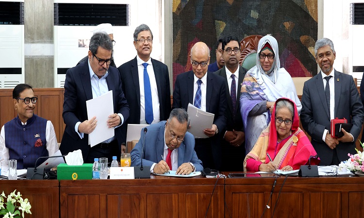 প্রধানমন্ত্রী শেখ হাসিনা বৃহস্পতিবার জাতীয় সংসদ ভবনের মন্ত্রিসভা কক্ষে মন্ত্রিসভার বিশেষ বৈঠক শেষে ২০২৪-২০২৫ অর্থবছরের প্রস্তাবিত বাজেটে সই করেন।
