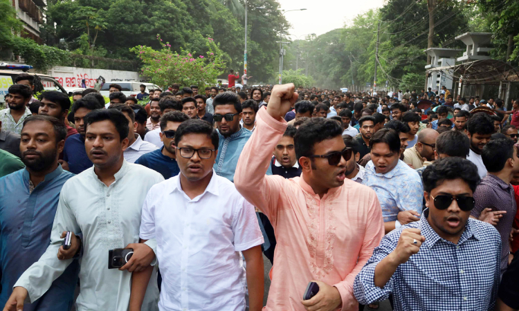 জাতীয় সংসদে উত্থাপিত ২০২৪-২৫ অর্থ বছরের বাজেটকে স্বাগত জানিয়ে ঢাকা বিশ্ববিদ্যালয় ক্যাম্পাসে মিছিল করেছে ছাত্রলীগ।