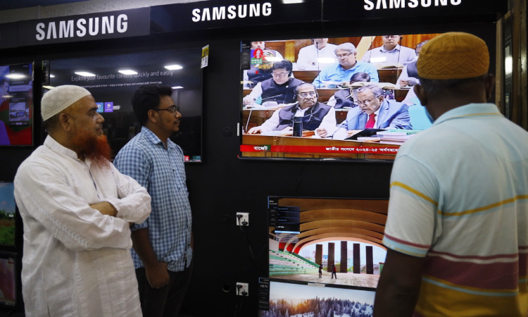 জাতীয় সংসদে বৃহস্পতিবার ২০২২-২০২৩ অর্থবছরের বাজেট পেশ করছেন অর্থমন্ত্রী আবুল হাসান মাহমুদ আলী। পল্টনে একটি টেলিভিশনের শো রুমে সরাসরি প্রচারিত হওয়া বাজেট দেখছে মানুষ।