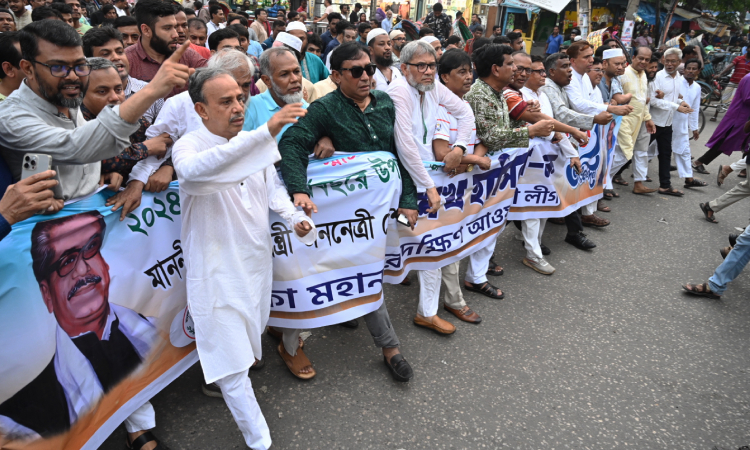 রাজধানীতে আনন্দমিছিল করেছেন আওয়ামী লীগ ও এর বিভিন্ন অঙ্গ-সহযোগী ও ভ্রাতৃপ্রতিম সংগঠনের নেতাকর্মীরা।