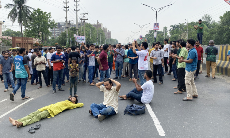 সরকারি চাকরিতে মুক্তিযোদ্ধা কোটা ব্যবস্থা পুনর্বহালের রায় প্রত্যাখ্যান করে বিক্ষোভ মিছিল ও ঢাকা-আরিচা মহাসড়ক অবরোধ করেছে জাহাঙ্গীরনগর বিশ্ববিদ্যালয়ের শিক্ষার্থীরা।