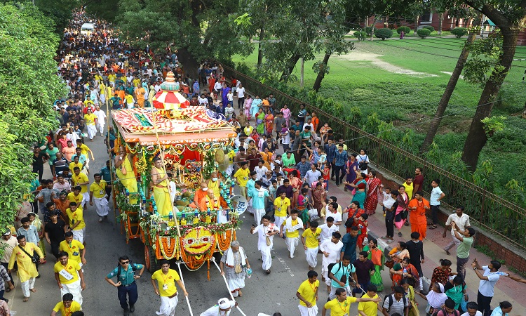 হরিনাম সংকীর্তন, বিশ্ব শান্তি ও মঙ্গল কামানায় অগ্নিহোত্র যজ্ঞের পর বর্ণিল শোভাযাত্রায় শুরু হয়েছে সনাতন ধর্মাবলম্বীদের শ্রী শ্রী জগন্নাথদেবের রথযাত্রা উৎসব। রোববার ঢাকার স্বামীবাগে অবস্থিত আন্তর্জাতিক কৃষ্ণ ভাবনামৃত সংঘে (ইসকন) এসব আয়োজনের পর বিকাল ৩টায় প্রতি বছরের মতো বের করা হয় বর্ণাঢ্য শোভাযাত্রা। শোভাযাত্রাটি স্বামীবাগ আশ্রম থেকে শুরু হয়ে জয়কালী মন্দির হয়ে শাপলা চত্বর আসে। তারপর গুলিস্তান হয়ে দোয়েল চত্বর, কার্জন হল ও জগন্নাথ হল ঘুরে পলাশী হয়ে ঢাকেশ্বরী জাতীয় মন্দিরে গিয়ে শেষ হয়।