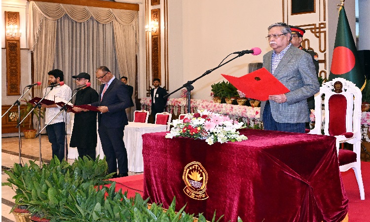 রাষ্ট্রপতি মো. সাহাবুদ্দিন রোববার বঙ্গভবনের দরবার হলে অন্তর্বর্তীকালীন সরকারের নবনিয়োগপ্রাপ্ত উপদেষ্টাগণকে শপথবাক্য পাঠ করান।