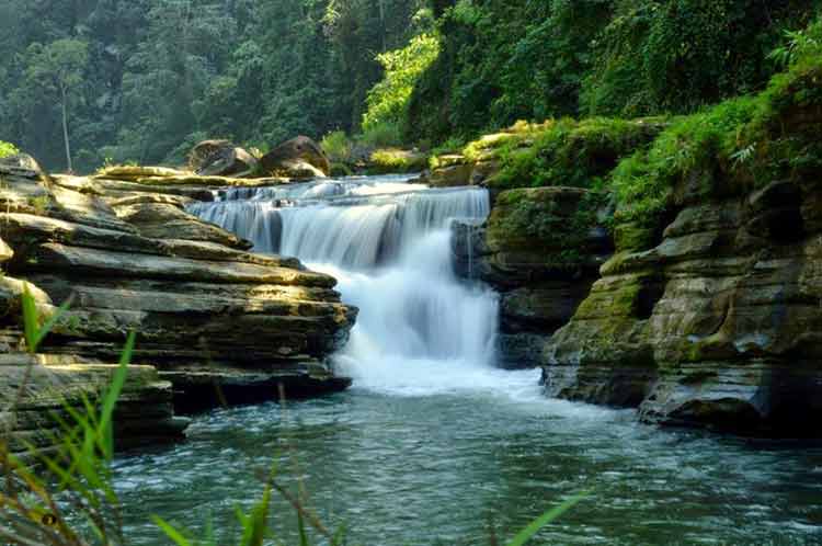 অমিয়াখুম ঝরনা মন কাড়বে