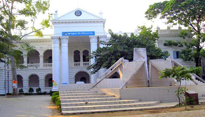 জবির ৩ শিক্ষার্থীকে পেটাল ‘তানজিল’ বাস স্টাফরা