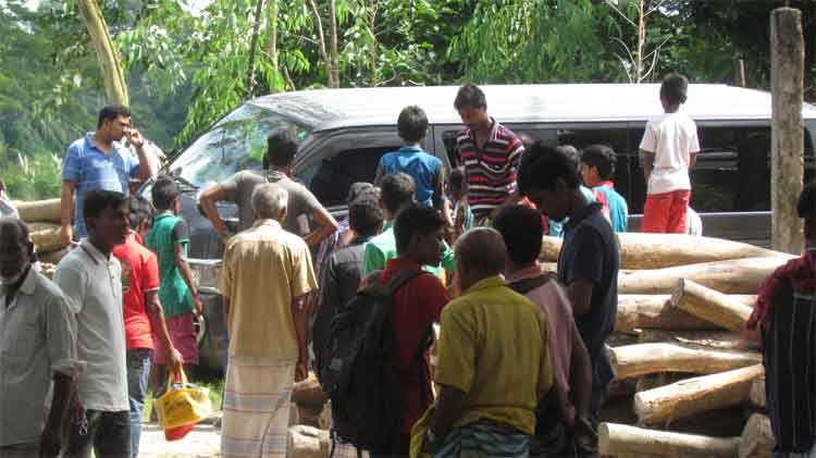 স্কুলছাত্রীকে অপহরণের চেষ্টাকালে যুবক আটক