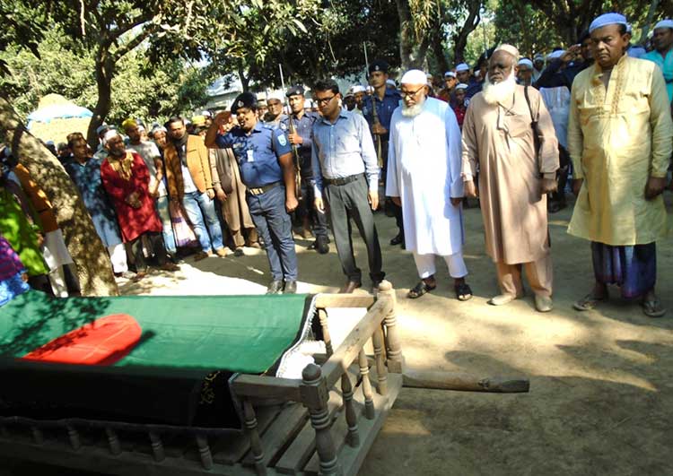 ফুলবাড়ীতে মুক্তিযোদ্ধা আমিনুলকে রাষ্ট্রীয় মর্যাদায় দাফন