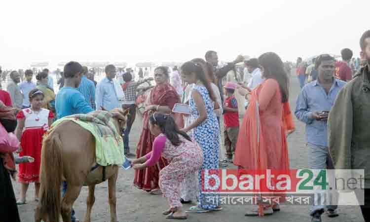 কুয়াকাটা সৈকতে তরুণ-তরুণীদের ঢল