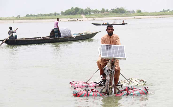 সাইকেল চালিয়ে পদ্মা পাড়ি !
