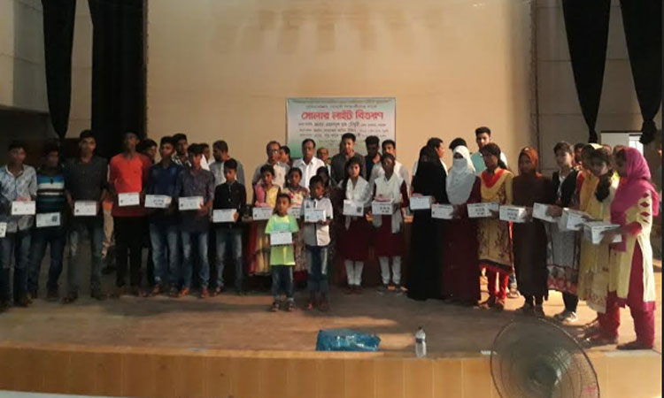 সুবিধাবঞ্চিত শিক্ষার্থীদের সোলার দিল মাশরাফির সংগঠন