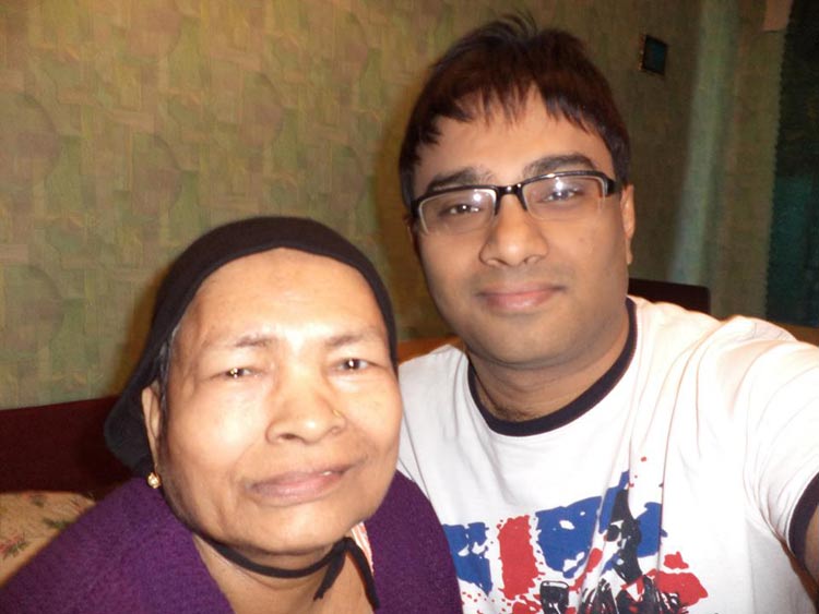 মা, তুমি ছাড়া মনে হচ্ছে কিছুই নেই আমার