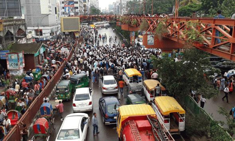 রাজধানীর বিভিন্ন এলাকায় শিক্ষার্থীদের সড়ক অবরোধ, ভাঙচুর