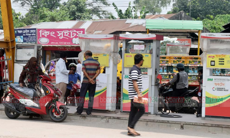 হেলমেট ছাড়া পাম্পে অসহায় মোটরসাইকেল চালকরা