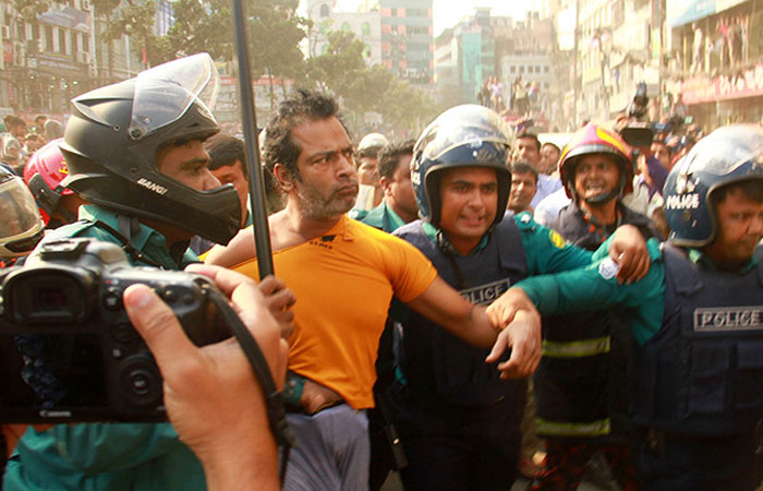 অবশেষে ছেলের লাশ নিয়ে ঘাতক বাবার আত্মসমর্পণ