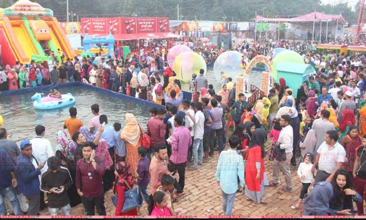 ছুটির দিনে বাণিজ্য মেলায় মানুষের ঢল