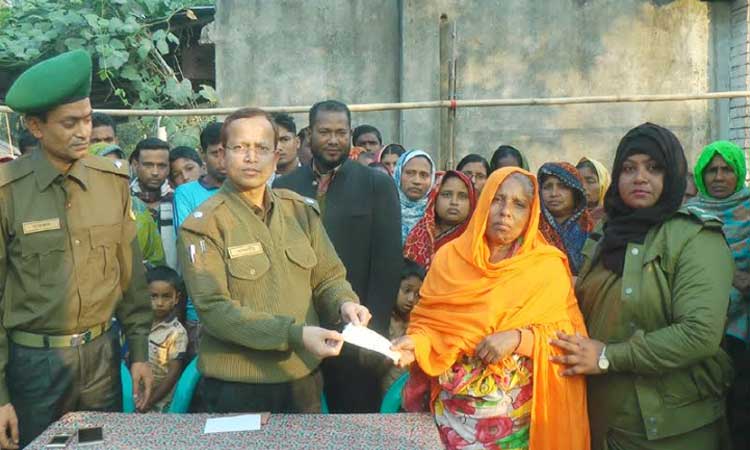 নিহত আনসার সদস্যের পরিবারকে চেক প্রদান