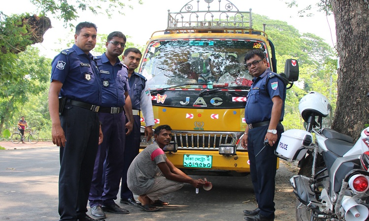 ঝিনাইদহে হাইড্রোলিক হর্ন অপসারণ অভিযান