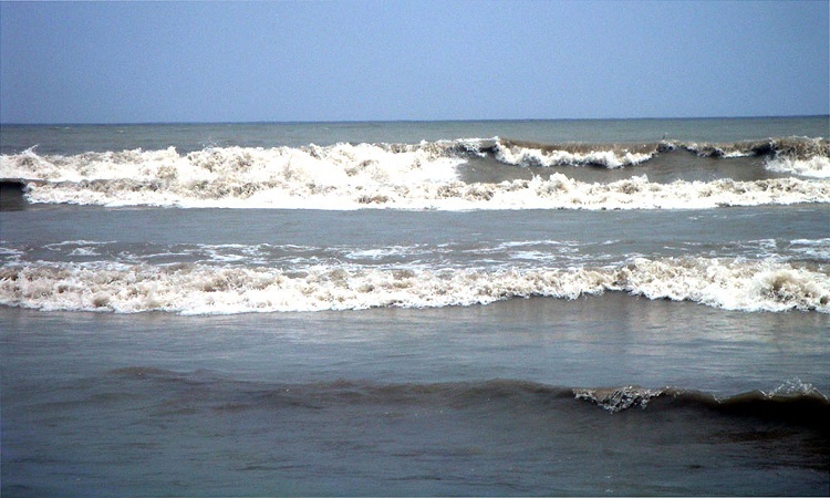 উপকূলজুড়ে ‘ফণি’ আতঙ্কে লাখ লাখ মানুষ