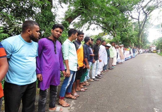 মুন্সীগঞ্জে 'জাল দলিলে' সম্পত্তি দখলের প্রতিবাদে মানববন্ধন