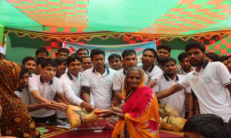 সিরাজগঞ্জে দুঃস্থদের মাঝে ঈদ সামগ্রী বিতরণ