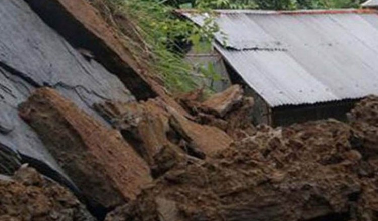 কাপ্তাইয়ে পাহাড় ধস, অটোরিকশার ২ যাত্রী নিহত