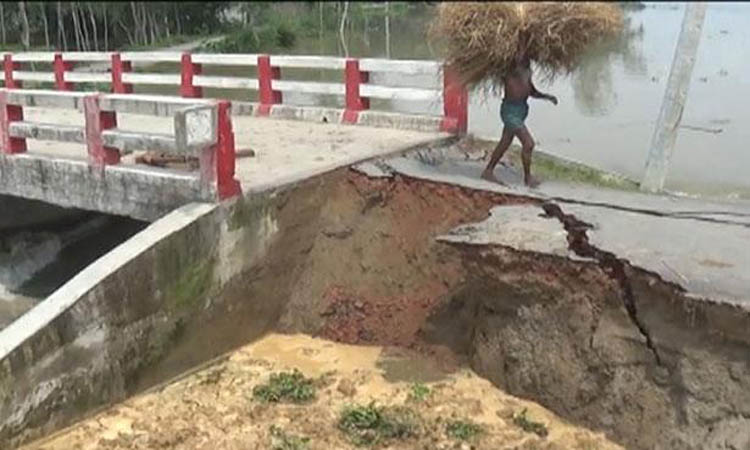 রংপুরে বন্যায় যোগাযোগ ব্যবস্থা ভেঙে পড়েছে