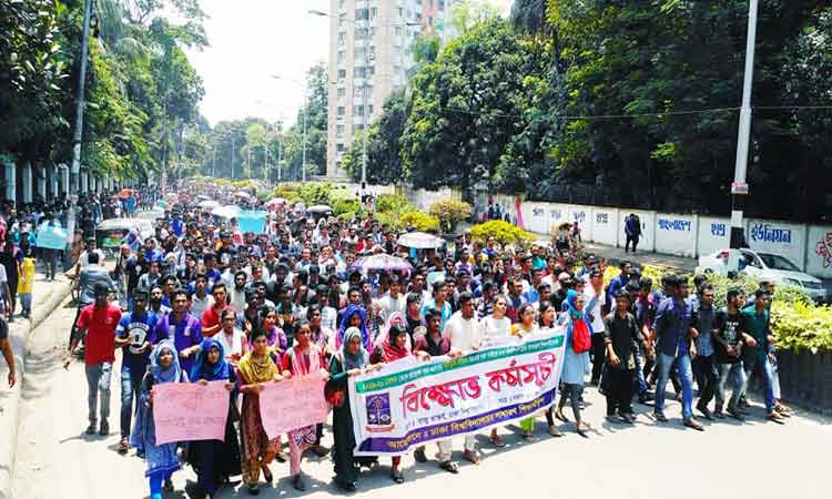 সাত কলেজ নিয়ে জটিল সমীকরণে ঢাবি!