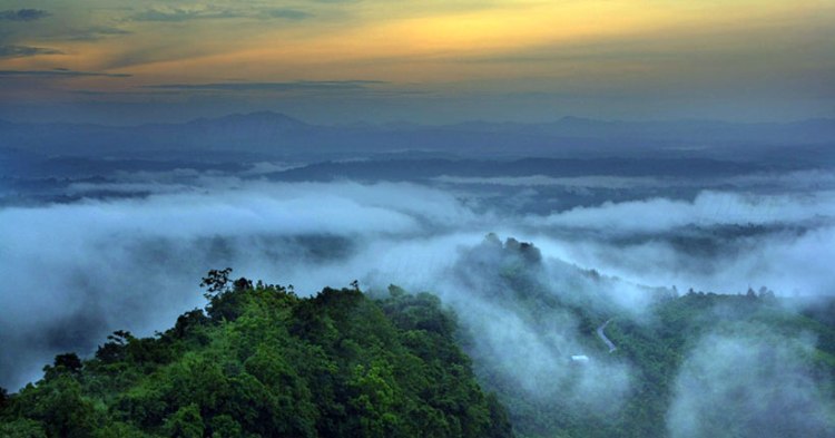 মেঘে ঢাকা নীলাচল