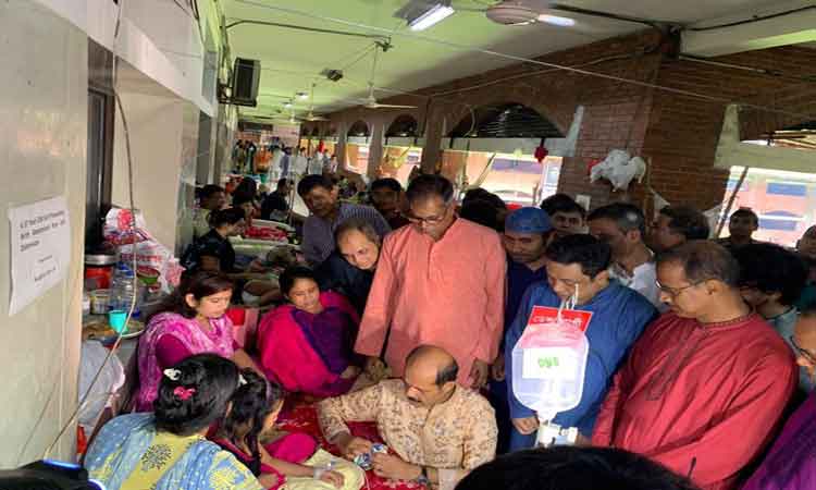 উপহার নিয়ে ডেঙ্গু আক্রান্ত শিশুদের পাশে মেয়র