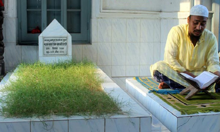 ৯১ বছর ধরে কবরের পাশে চলছে কোরআন তেলাওয়াত