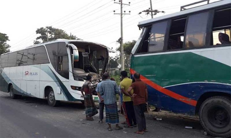 আশুলিয়ায় তিন বাসের সংঘর্ষ, নিহত ২