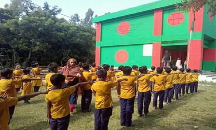 লাল-সবুজ রঙে সেজেছে সিরাজগঞ্জের শতাধিক স্কুল