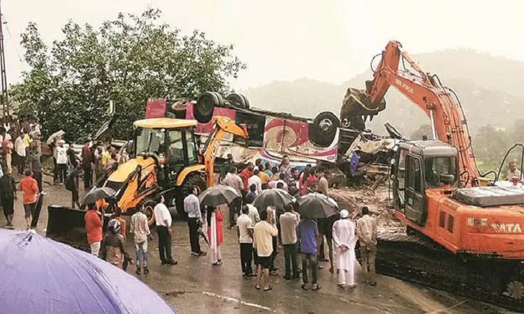 গুজরাটে বাস খাদে, শিশুসহ নিহত ২১