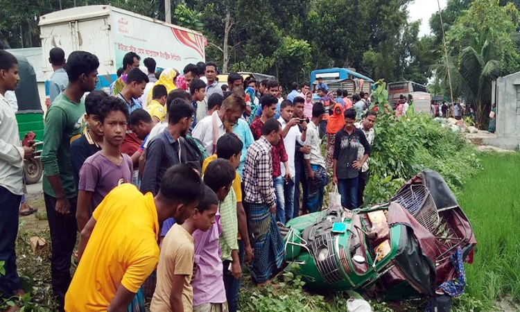 বাস-সিএনজি সংঘর্ষে চালকসহ নিহত ২